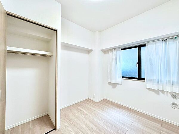 洋室クローゼット。奥行きがあるので厚手の衣類もすっきり収納できます。