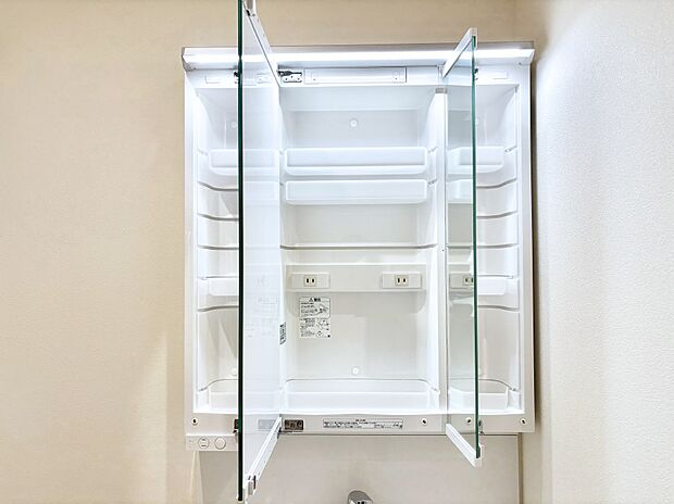 三面鏡の裏に、化粧品や衛生用品などを収納可能。洗面台をすっきりと保ちます!