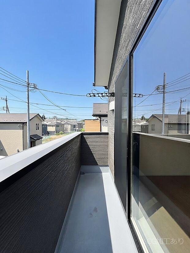 暖かな陽光が降り注ぐバルコニー。爽やかな風も心地よいです。