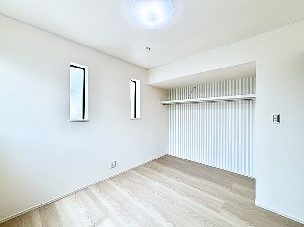 物や洋服の出し入れがスムーズなオープンクローゼット付きのお部屋