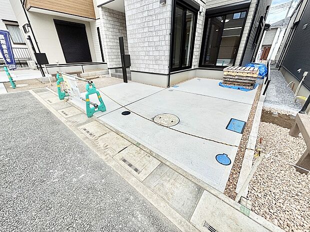 2台(車種による)駐車可!ご家族みんなの自転車も置ける広々カースペース。