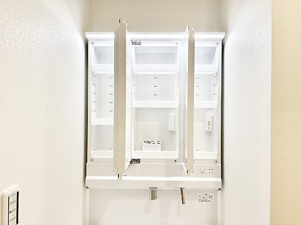 三面鏡の裏に、化粧品や衛生用品などを収納可能。洗面台をすっきりと保ちます！