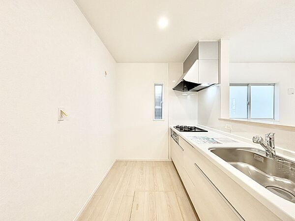 爽やかな風が通り抜けるキッチン。窓があるので明るく換気にも役立ちます。