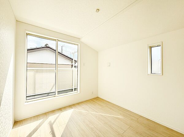 窓からのやさしい光が心地よいプライベートルーム