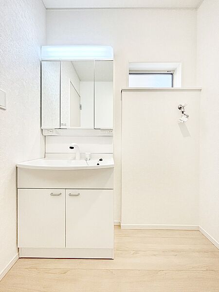 小窓がついているので湿気の多い場所でも換気ができ快適です。毎日の身支度を気持ち良く行えますね。
