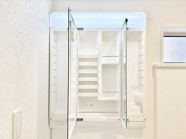 三面鏡の裏に、化粧品や衛生用品などを収納可能。洗面台をすっきりと保ちます！