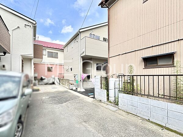 奥まった地形は、車道に面しておらず、静かでプライベート感を味わえる立地です。