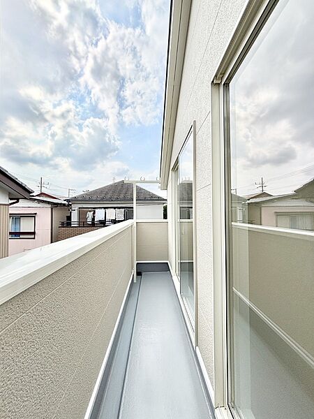 ゆったりバルコニーだから沢山お洗濯ものを干せます。