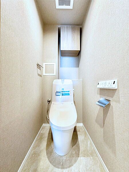 明るく清潔感のあるトイレです。