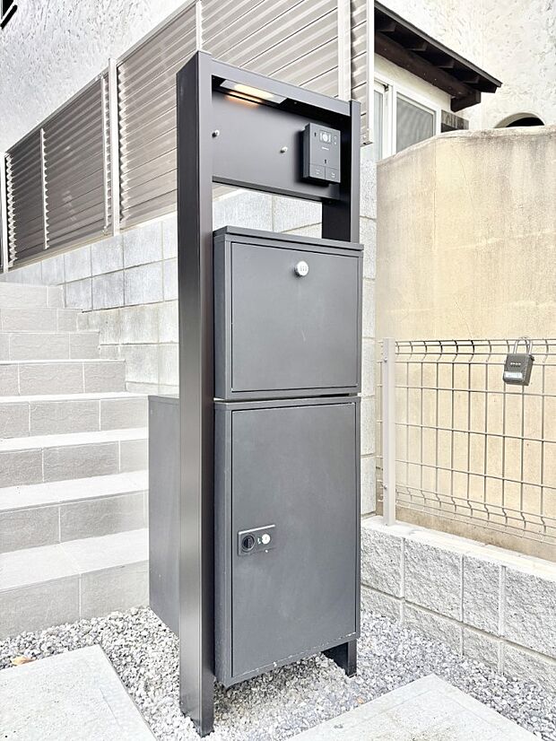 表札・インターホン・ポスト・宅配BOXをひとつに集約。エントランスになじむシンプルデザイン。