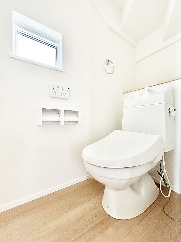 明るく清潔感のあるトイレです。