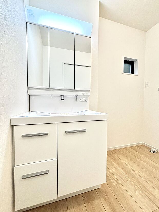 大きく見やすい三面鏡で清潔感ある洗面台は、身だしなみチェックや肌のお手入れにおすすめです。 