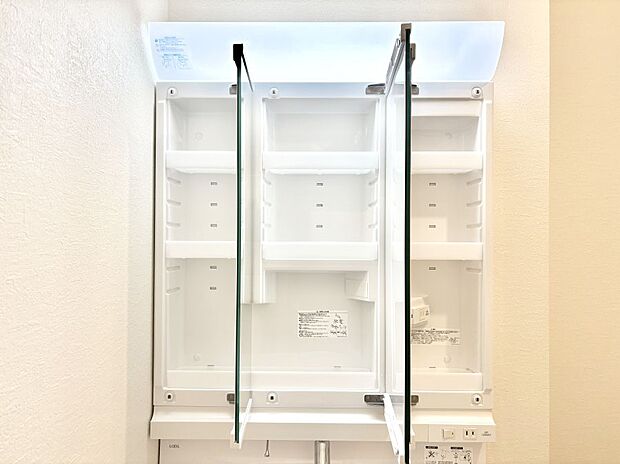 三面鏡の裏に、化粧品や衛生用品などを収納可能。洗面台をすっきりと保ちます！