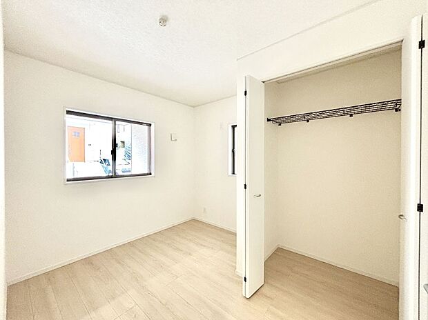 お子さまのお部屋としても!衣類の整理整頓に便利なクローゼット付きの洋室。
