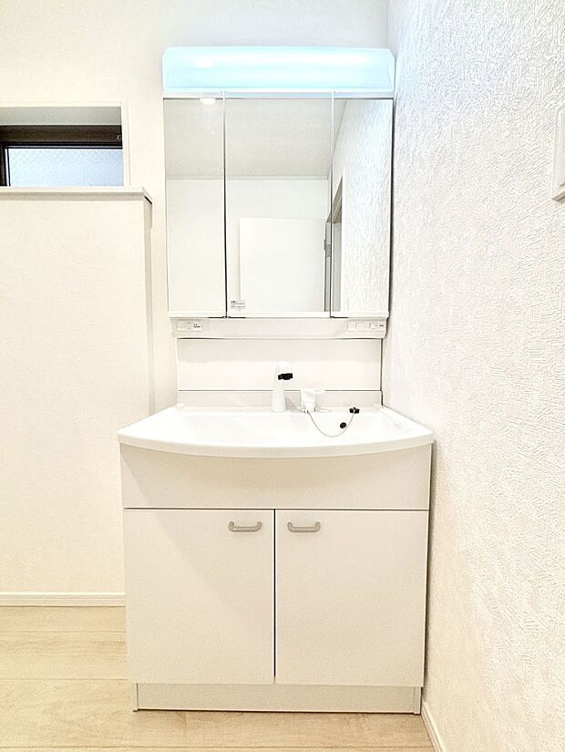 大きく見やすい三面鏡で清潔感ある洗面台は、身だしなみチェックや肌のお手入れにおすすめです。