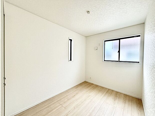 2面採光の洋室。窓から入り込む陽光がお部屋全体を優しく包み込みます!