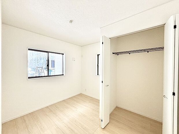 お子さまのお部屋としても!衣類の整理整頓に便利なクローゼット付きの洋室。