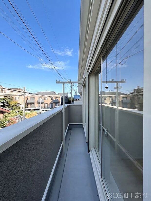 暖かな陽光が降り注ぐバルコニーはお洗濯におすすめ。爽やかな風も心地よいです。 