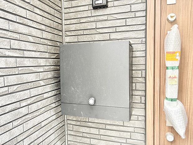 シンプルデザインのポスト。