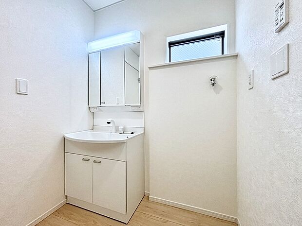 小窓がついているので湿気の多い場所でも換気が十分行えます。毎日の身支度を気持ち良く!
