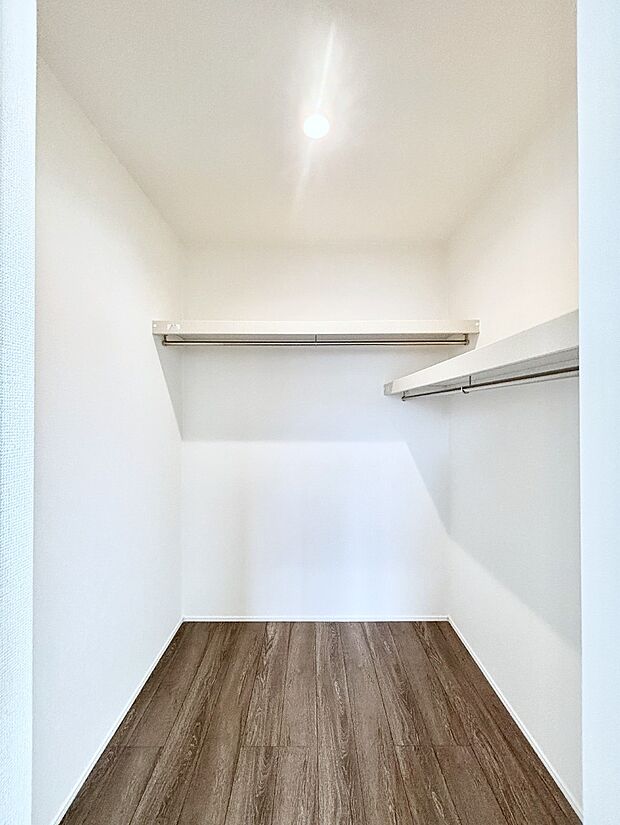 衣類をハンガーに掛けたまま収納できるWIC。衣類の整理整頓がしやすくて便利です!