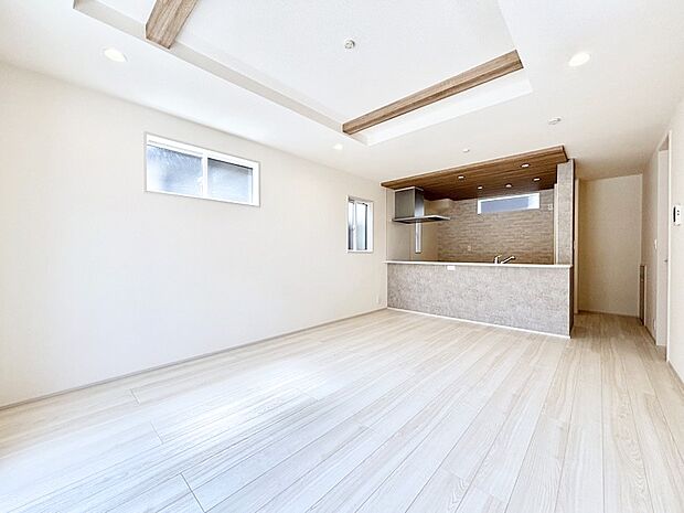 折上天井は立体的な奥行きがあるので、天井が広く見えて開放的な空間を演出できます。  