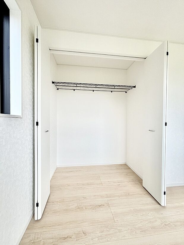 毎日着る衣類や荷物などの収納に便利なクローゼット付きです。