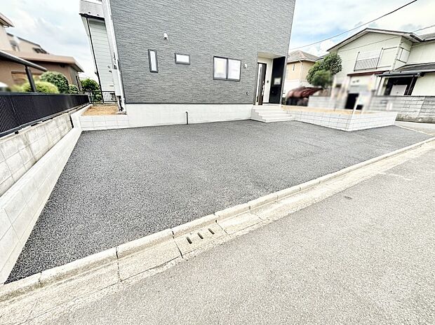 目の前が駐車場だと雨の日も大量にお買い物をした時も便利ですね