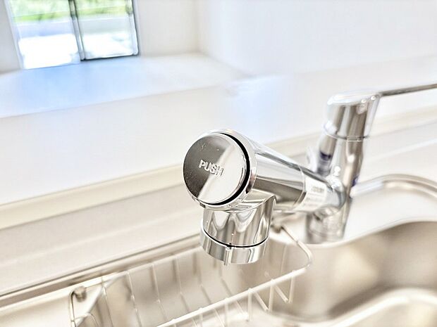 いつでも清潔なおいしいお水を。一つの水栓で水道水と浄水を使い分け。