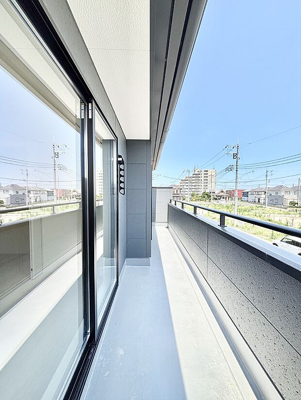ゆったりバルコニーだから沢山お洗濯ものを干せます。