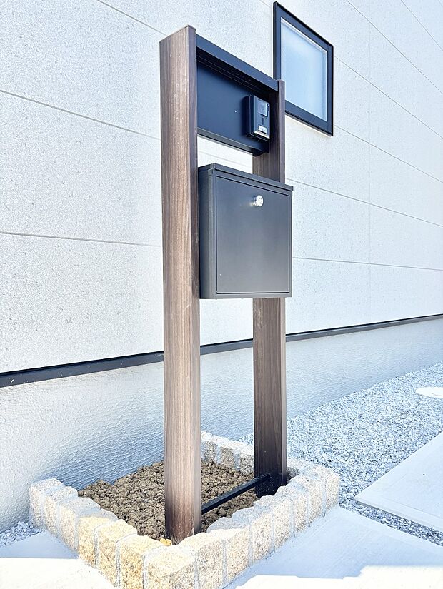 シンプルデザインのポスト。