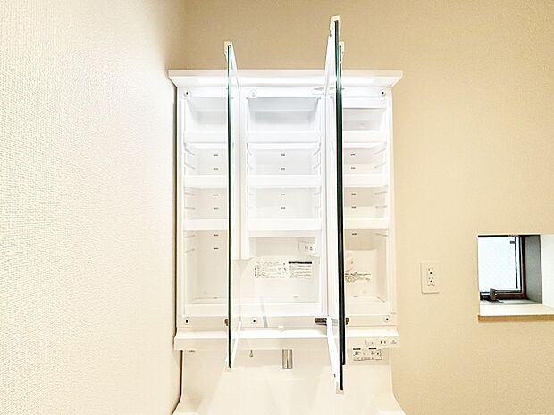 三面鏡の裏に、化粧品や衛生用品などを収納可能。洗面台をすっきりと保ちます!