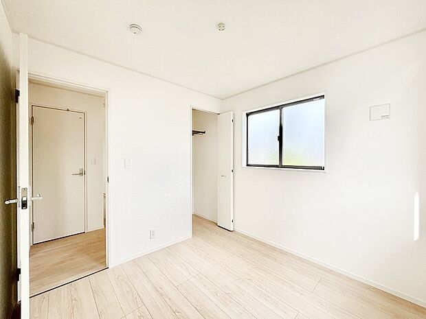 お子さまのお部屋としても!衣類の整理整頓に便利なクローゼット付きの洋室。