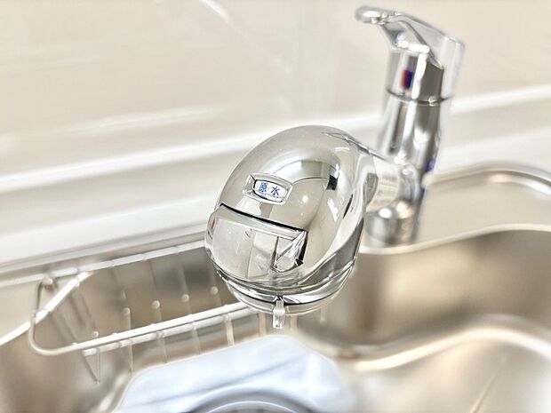 いつでも清潔なおいしいお水を。一つの水栓で水道水と浄水を使い分け。
