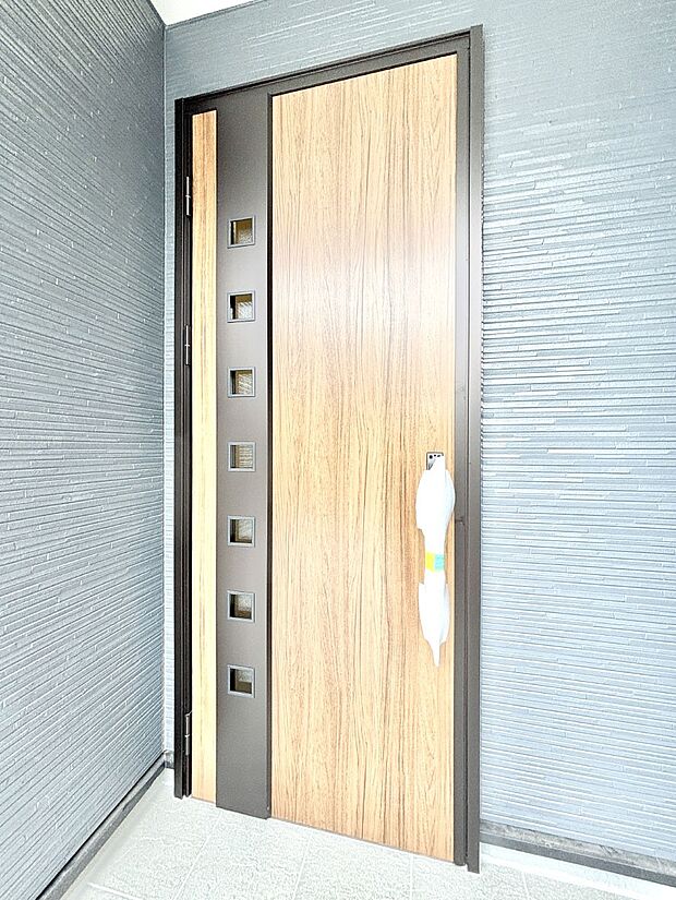 大切な家族、来客を出迎える玄関。