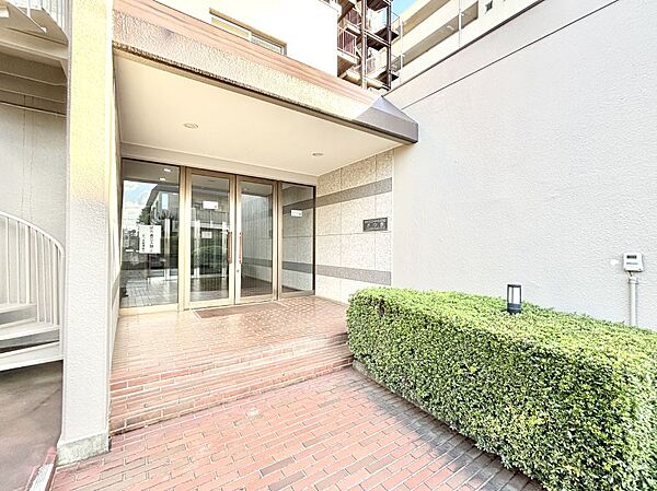 外観 綺麗なエントランスは、居住者を優しく迎えいれてくれます