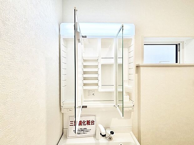三面鏡の裏に、化粧品や衛生用品などを収納可能。洗面台をすっきりと保ちます!