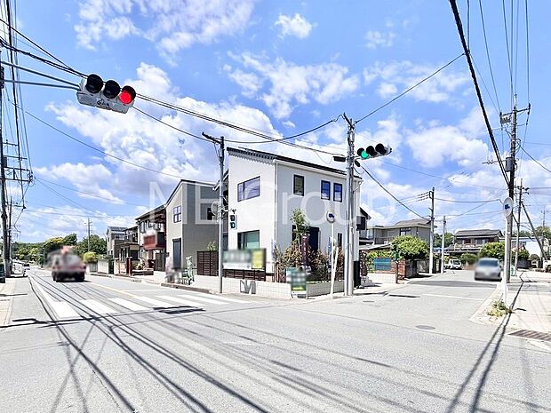角地なので日当たりも良く、お家が堂々として見えます。