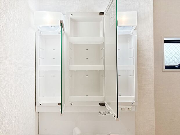 三面鏡の裏に、化粧品や衛生用品などを収納可能。洗面台をすっきりと保ちます!