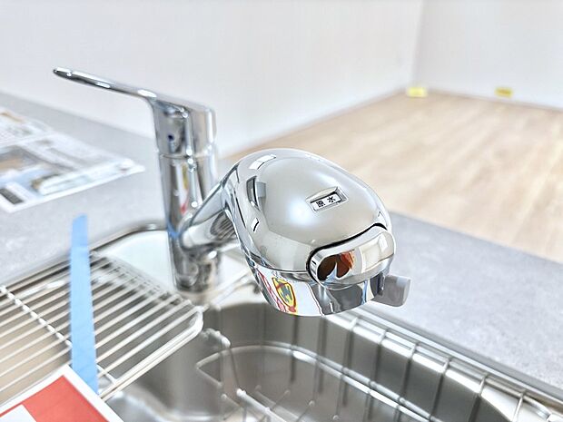 いつでも清潔なおいしいお水を。一つの水栓で水道水と浄水を使い分け。