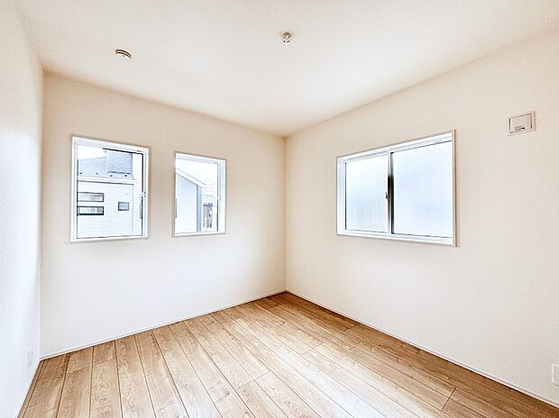 2面採光の洋室。窓から入り込む陽光がお部屋全体を優しく包み込みます!