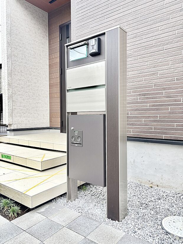 表札・インターホン・ポスト・宅配BOXをひとつに集約。エントランスになじむシンプルデザイン。