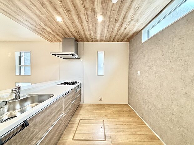 ポップアップ天井が素敵なキッチン!窓があるので採光もとれ換気にも役立ちます。