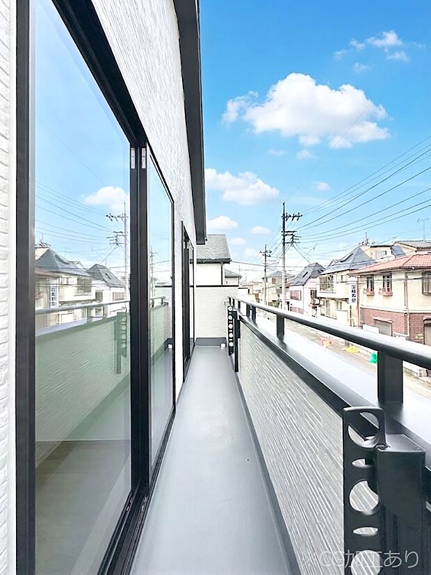 暖かな陽光が降り注ぐバルコニーはお洗濯におすすめ。爽やかな風も心地よいです。