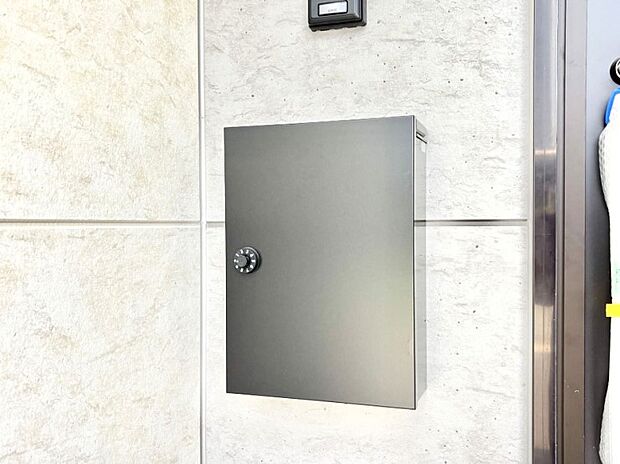 大切な郵便物の盗難を防止してくれるダイヤル錠付きのポスト