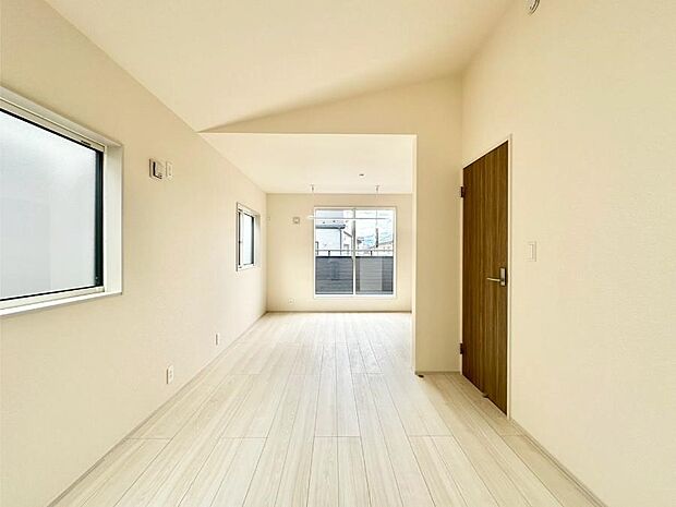 2面採光の洋室。窓から入り込む陽光がお部屋全体を優しく包み込みます!