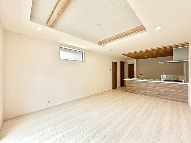 折り上げ天井はは立体的な奥行きがあるので、天井が広く見えて開放的な空間を演出できます。