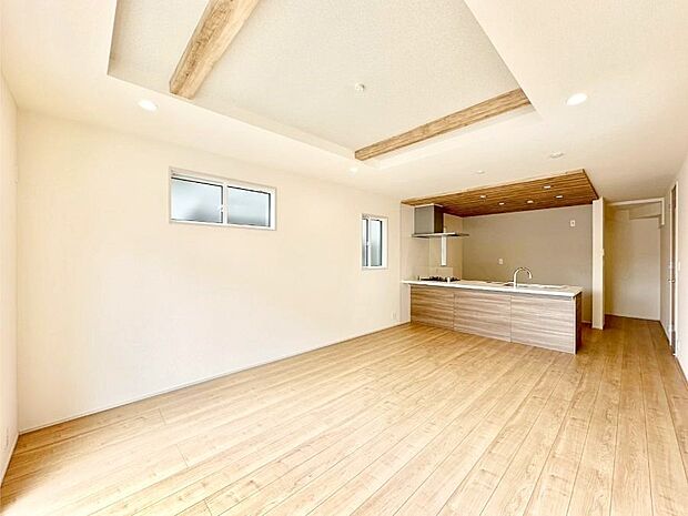 折り上げ天井はは立体的な奥行きがあるので、天井が広く見えて開放的な空間を演出できます。