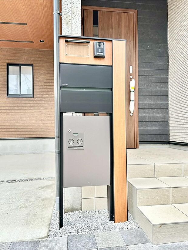 表札・インターホン・ポスト・宅配ＢＯＸをひとつに集約。エントランスになじむシンプルデザイン。