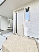 大切な家族、来客を出迎える玄関。玄関前は屋根付きで雨が降っていても濡れにくいです。 